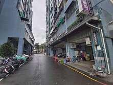 破行情了..大寮後庄國小旁臨路雙店面近市場.火車站