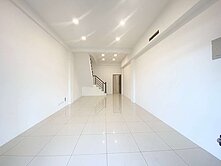 怡安路整新馬路旁金店面