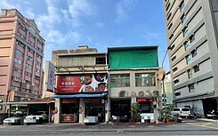 前金商業區隻三角窗大面寬透天~可危老重建