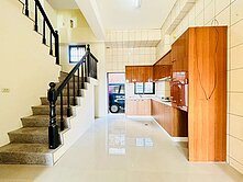 近洲際漢神｜可停多車｜朝南無限視野輕屋齡別墅