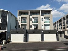 安南海佃商圈可停三車全新臨路邊間車墅