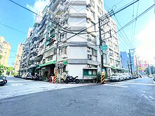 近縱貫線近青埔中壢龍門前站社區三角窗使用空間大店住