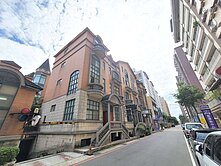 光明國小旁住店合一，邊間、廣告醒目