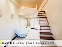 【捷運金磚｜市府核心收租宅｜挑高夾層・平面車位】