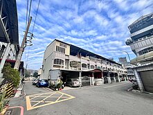 衛道中學旁邊間車庫透天