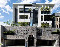 氣派外觀低密度七期｜全新百坪大空間臨路四車電梯別墅