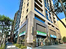 國泰建設輕齡三角窗店面