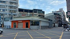 🟡🔵衛武營鳳新高中顯眼包三角窗面寬店面