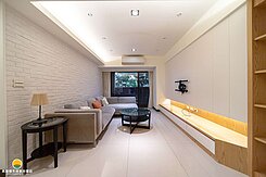 友友百達儷景｜屋齡12年單坪34萬丨裝潢三房平車