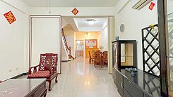 勝利商圈｜稀有正8米路｜臨路車庫別墅