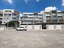 小港餐旅大學森林公園輕屋齡臨路亮麗美車墅