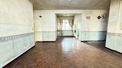 駁二公園旁街上公寓