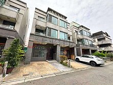 ☞家樂福⭐臨路大地坪雙車⭐四房⭐明星學區⭐傳統格局