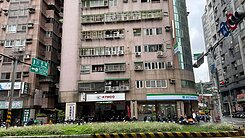 世泓大東區美3房+車位