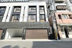 樹孝商圈 l 臨8米活路 l 全新雙車電梯別墅