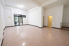 超狂空間一樓4房平車~送約40坪採光地下室+後院