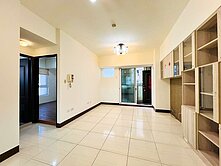 陽台進出｜左營自由商圈．四面採光極美 2 房平車