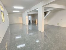 仁武仁雄商圈~三角窗大地坪 大面寬/翻新透天金店