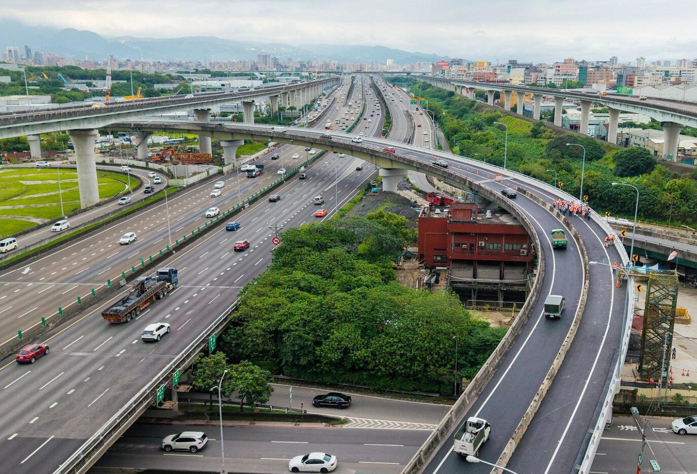 提前半年，國1五股交流道北出台64匝道拓寬5/7通車。圖／交通部