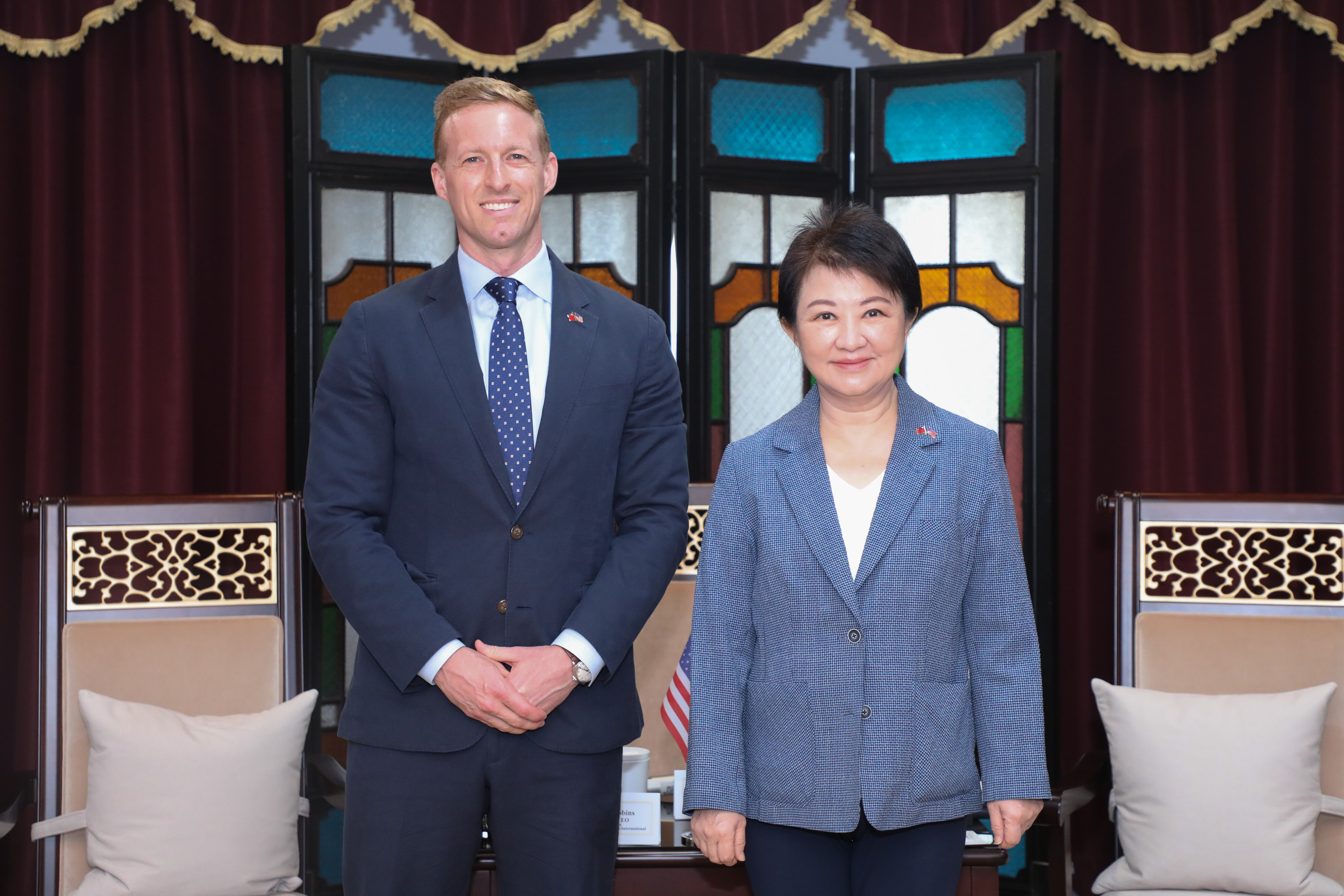 美國無人機產業協會-auvsi-執行長羅賓斯-michael-robbins-與市長盧秀燕。圖／台中市府提供