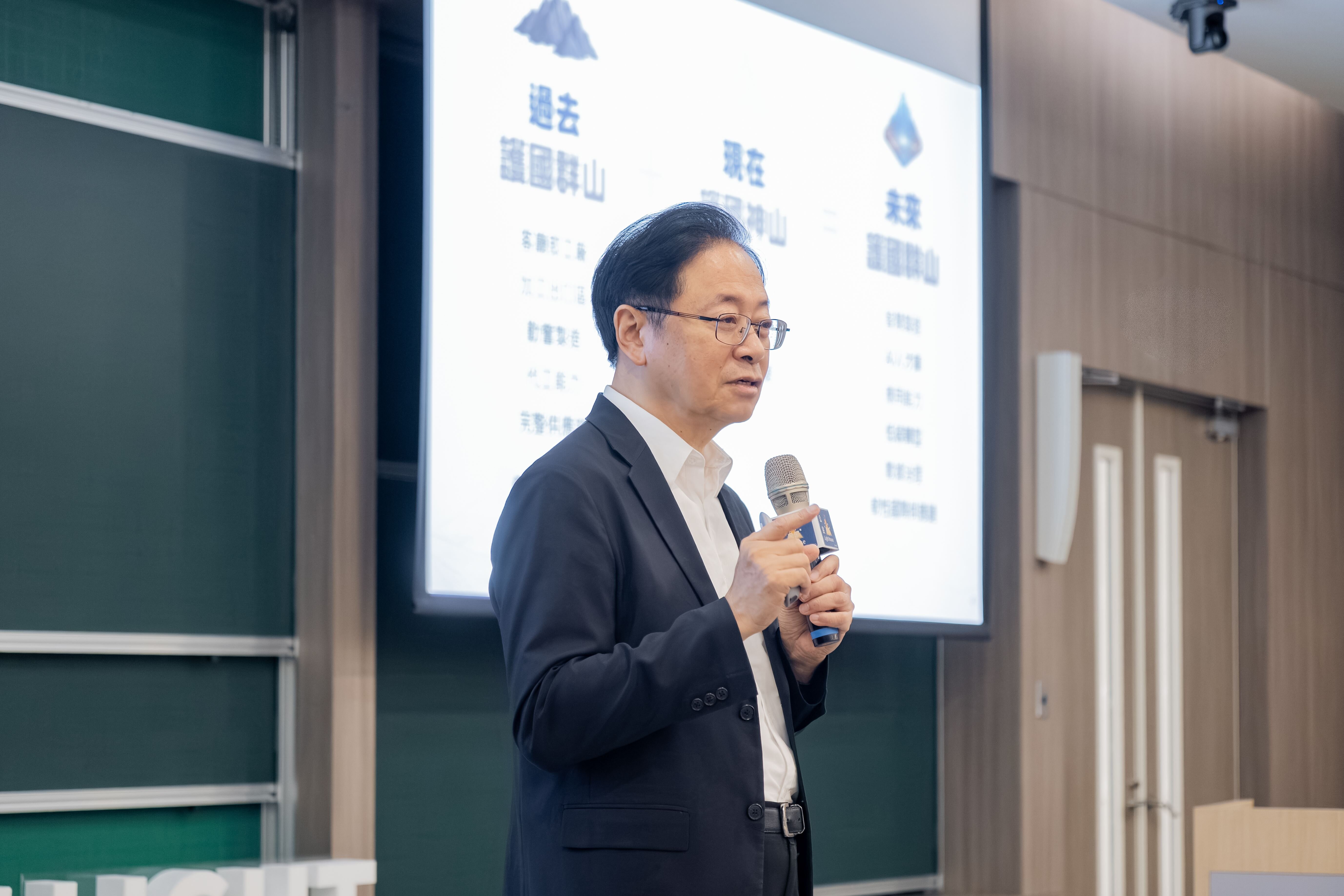 張善政談護國群山,勉勵青年以AI打造台灣智慧力。圖/桃園市府提供