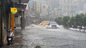 新北淡水一度多處積淹水　淡江大橋附近淹輪胎高