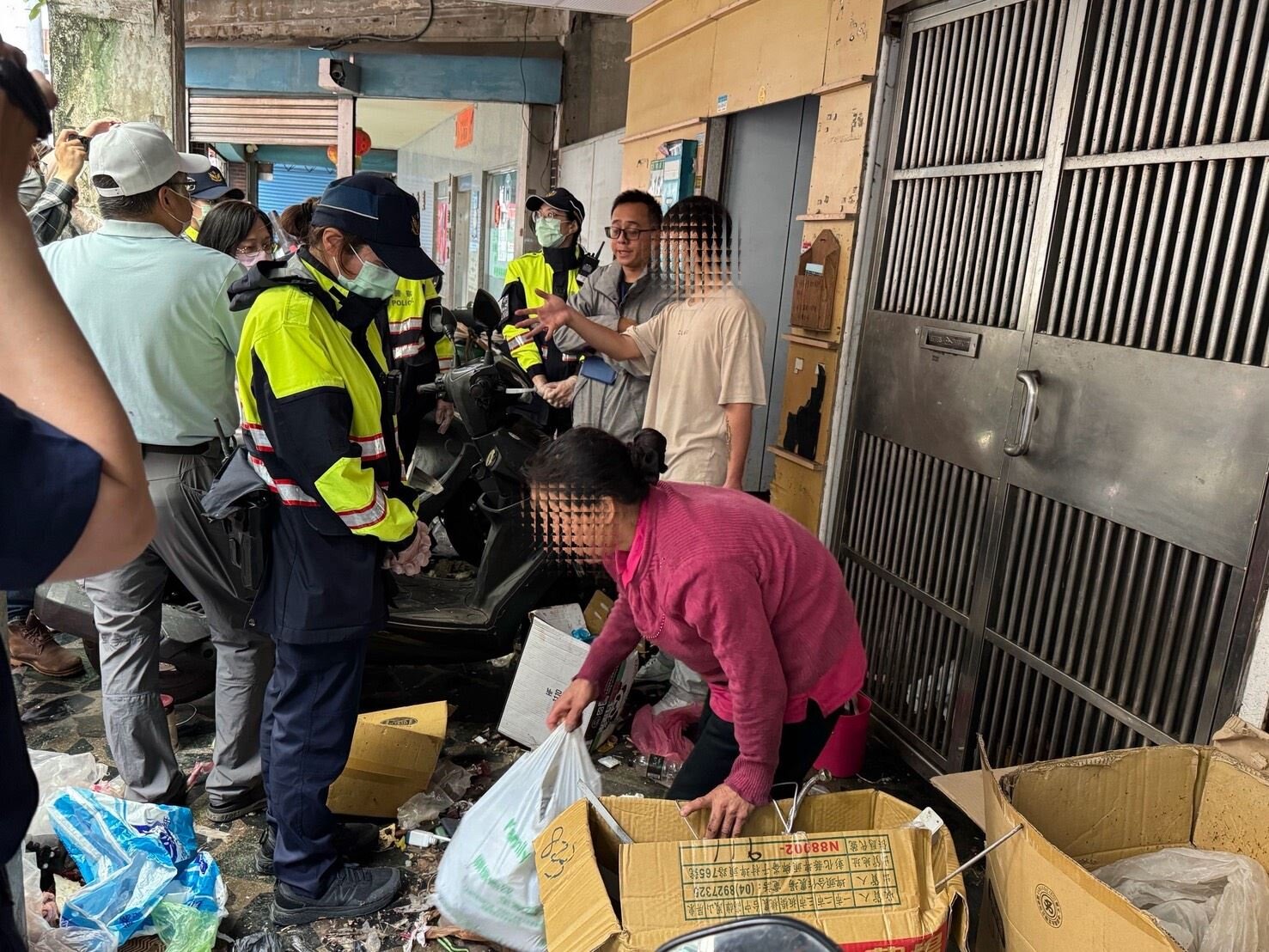 囤積雜物住戶。圖／桃園民政局提供