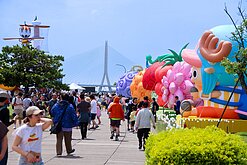 淡江大橋車潮一度綿延5公里　估23日仍將湧大量旅客