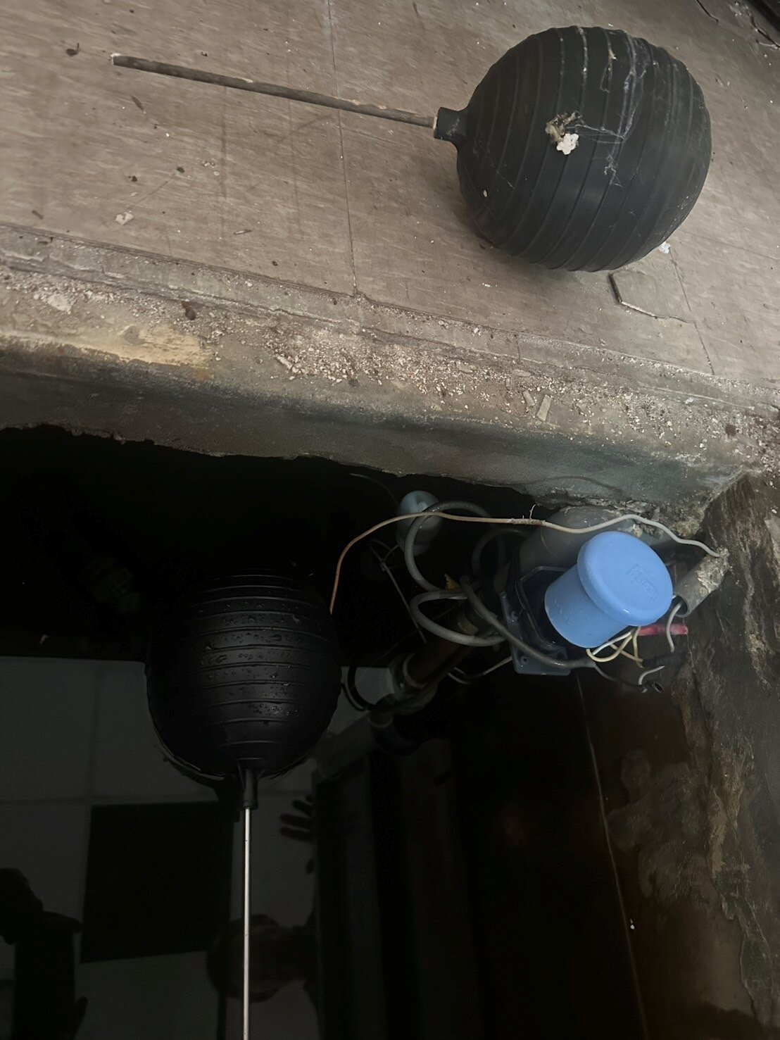 上(下)水塔浮球（浮筒）異常是漏水案件中常見的原因之一。圖／新北水利局提供