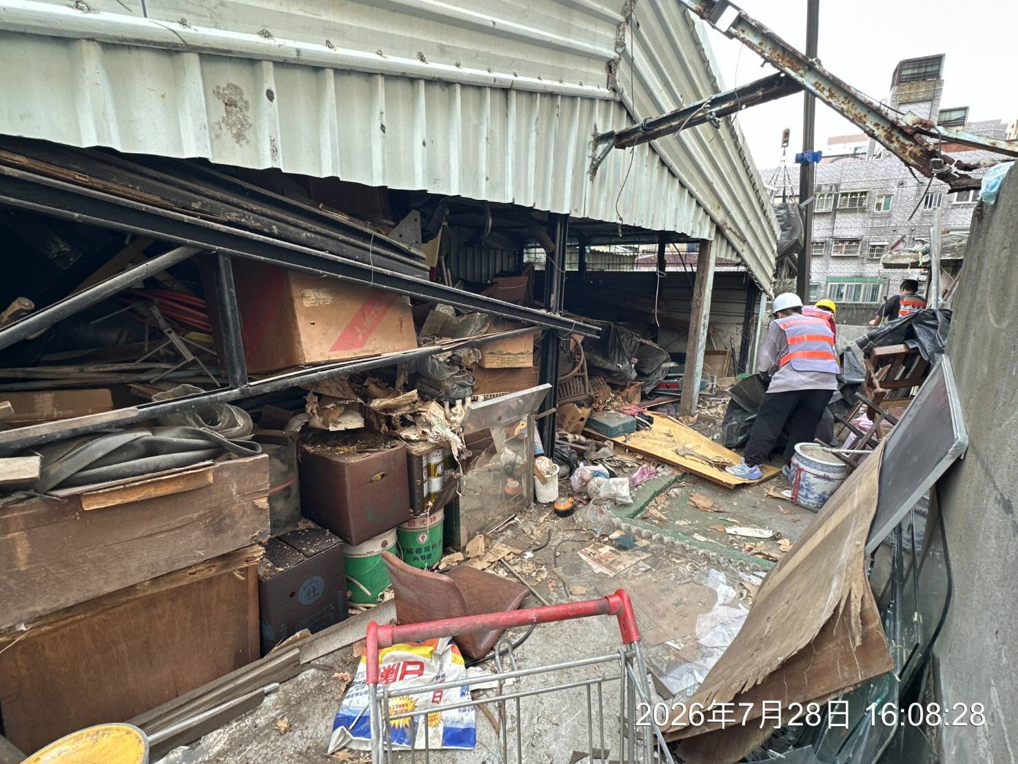鐵皮違建內廢棄物清理。圖/新北市新莊區公所提供