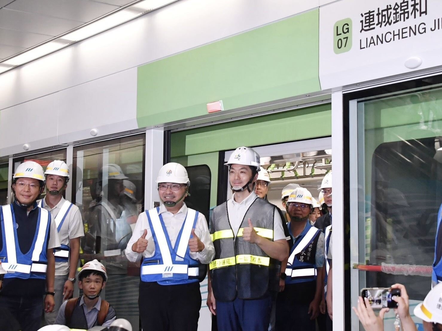 蔣萬安、侯友宜試乘捷運萬大中和線。圖/北市府提供