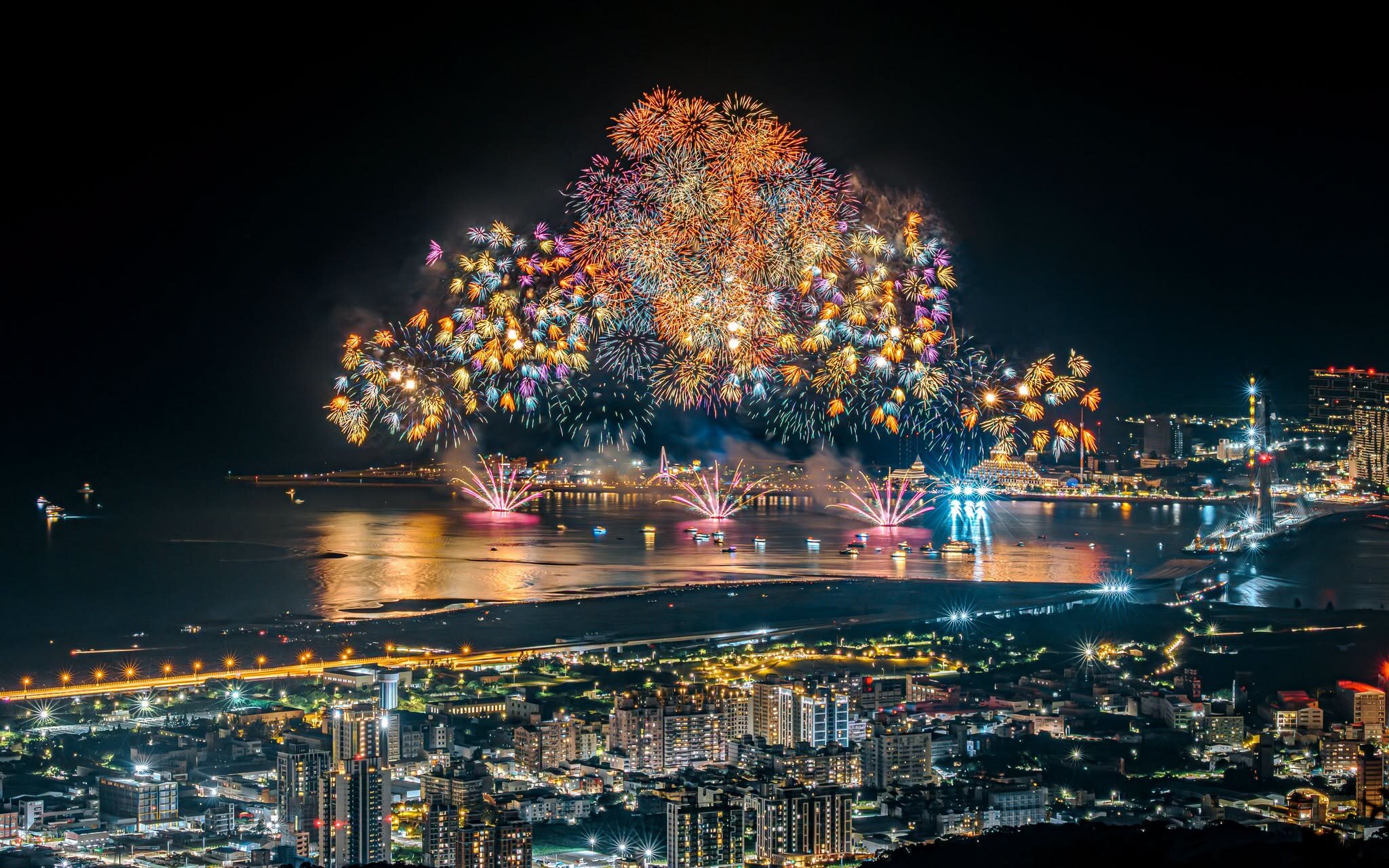白海豚颱風來襲 淡水漁人碼頭仲夏繽紛樂煙火秀8月9日場次延期至8月30日辦理。圖/新北漁樂快爆FB