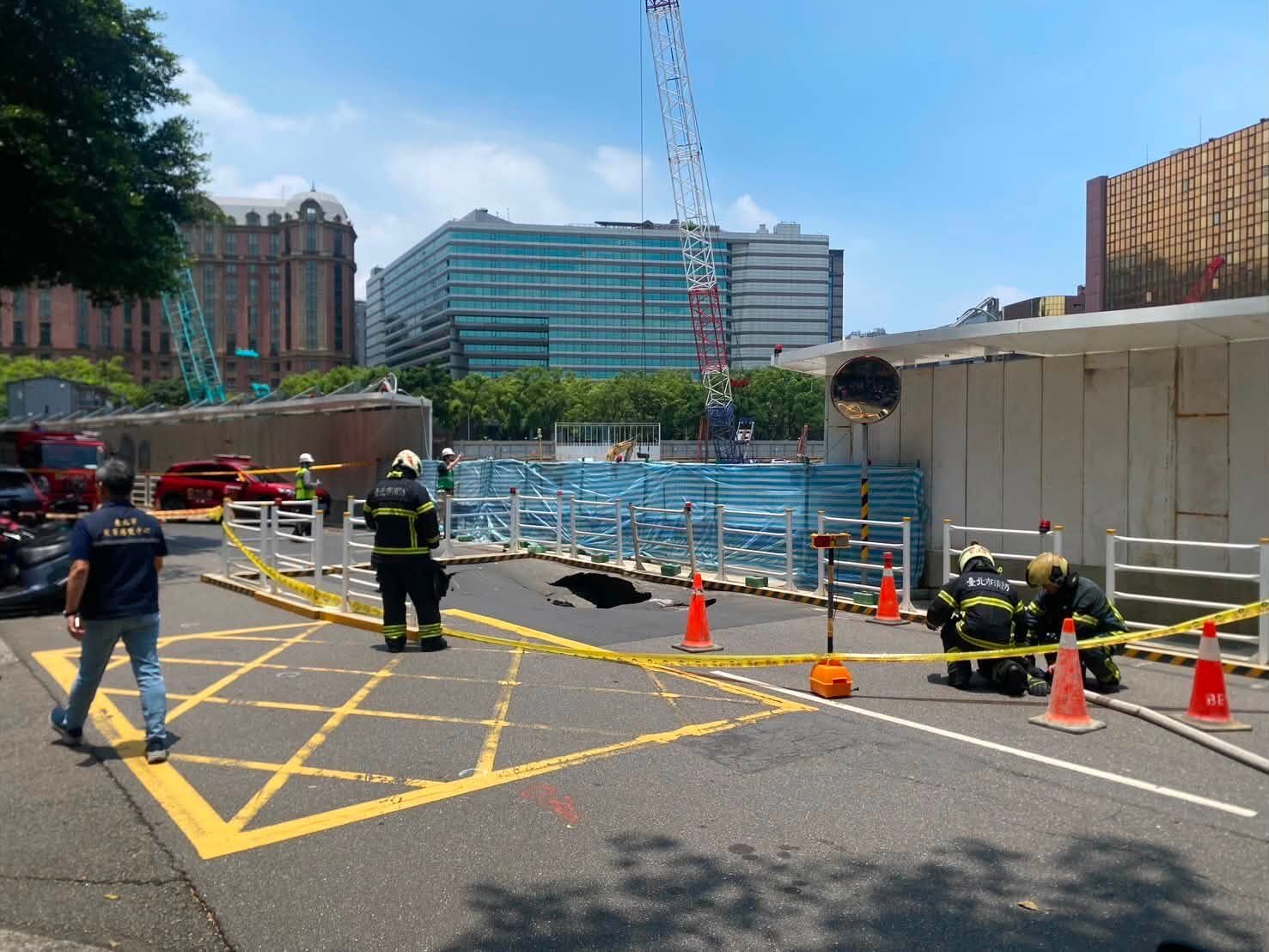 北市敦化北路巷弄天坑 蔣萬安盼盡快恢復道路通行。圖/取自北市議員許淑華臉書