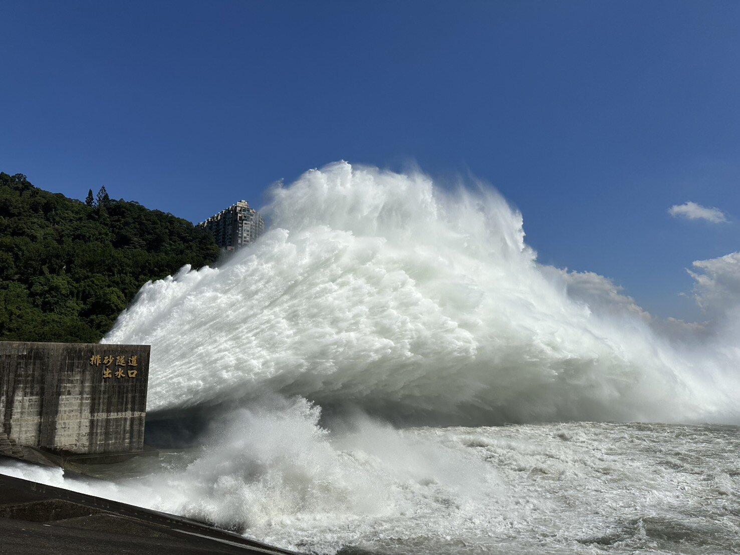 強颱巴威逼近，石門水庫調節放水預留蓄洪空間。圖／北水分署