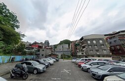 土石滑落撞擊基隆民宅　技師現勘結構未受損