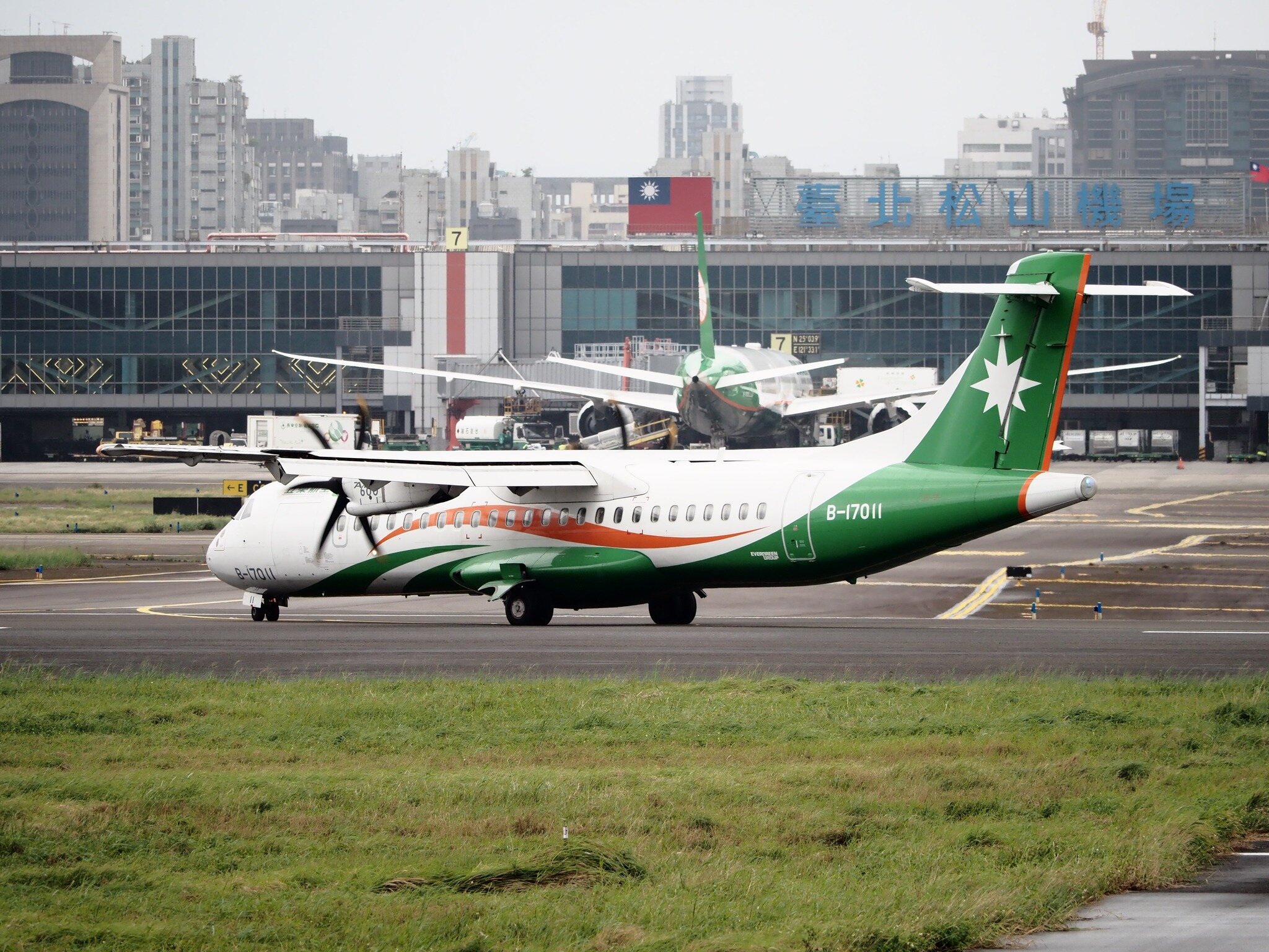 夏季旅展週末登場，長榮航空、高鐵推促銷。圖／松山機場資料照
