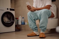 馬桶上滑手機逾5分鐘　罹患痔瘡風險容易提高