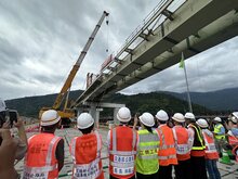 橫跨板塊新玉里大橋工程鋼橋合龍　116年8月底完工通車