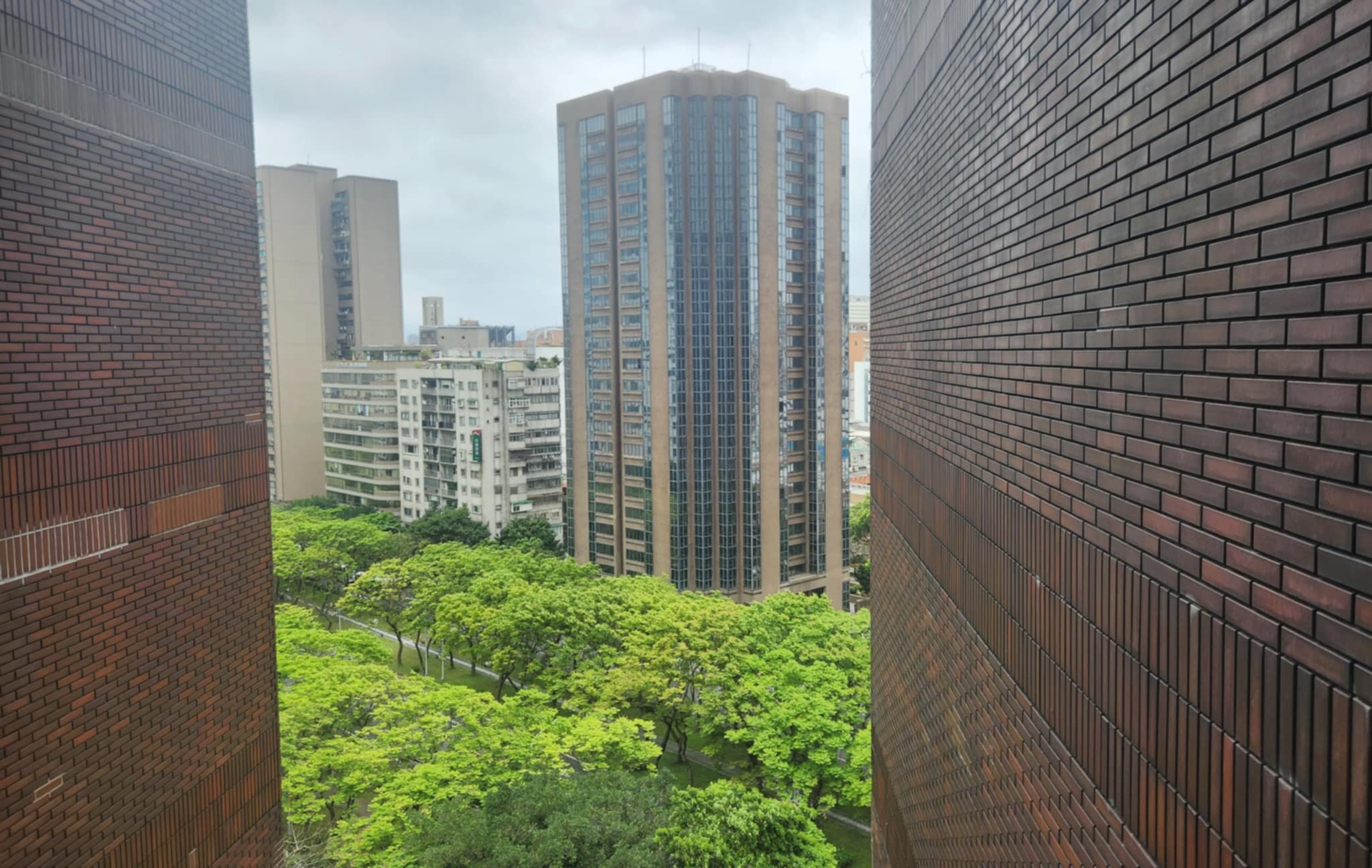 南海低氣壓逼近,今明兩天中南部及台東防豪雨。圖/5168實價登錄比價王資料庫