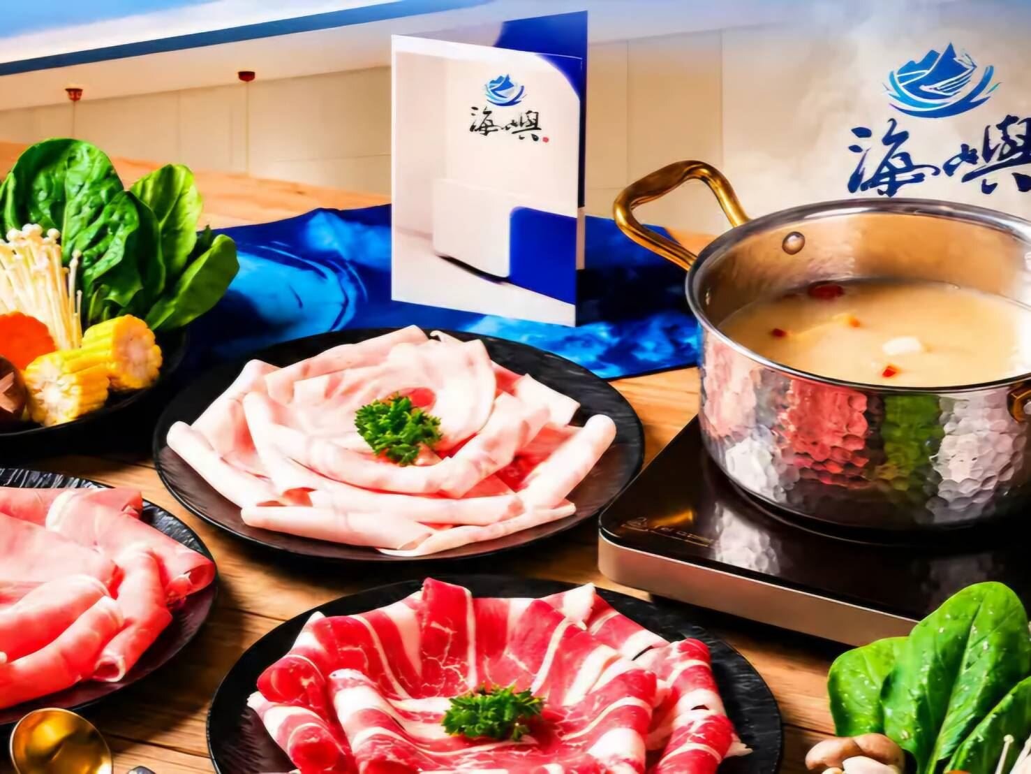 為熱情款待遠道而來的歌迷,特色店家也紛紛響應祭出專屬優惠,歡迎樂迷朋友們散場後相揪續攤(圖為「海嶼鍋物」、「常粵」)。圖/高雄經發局提供