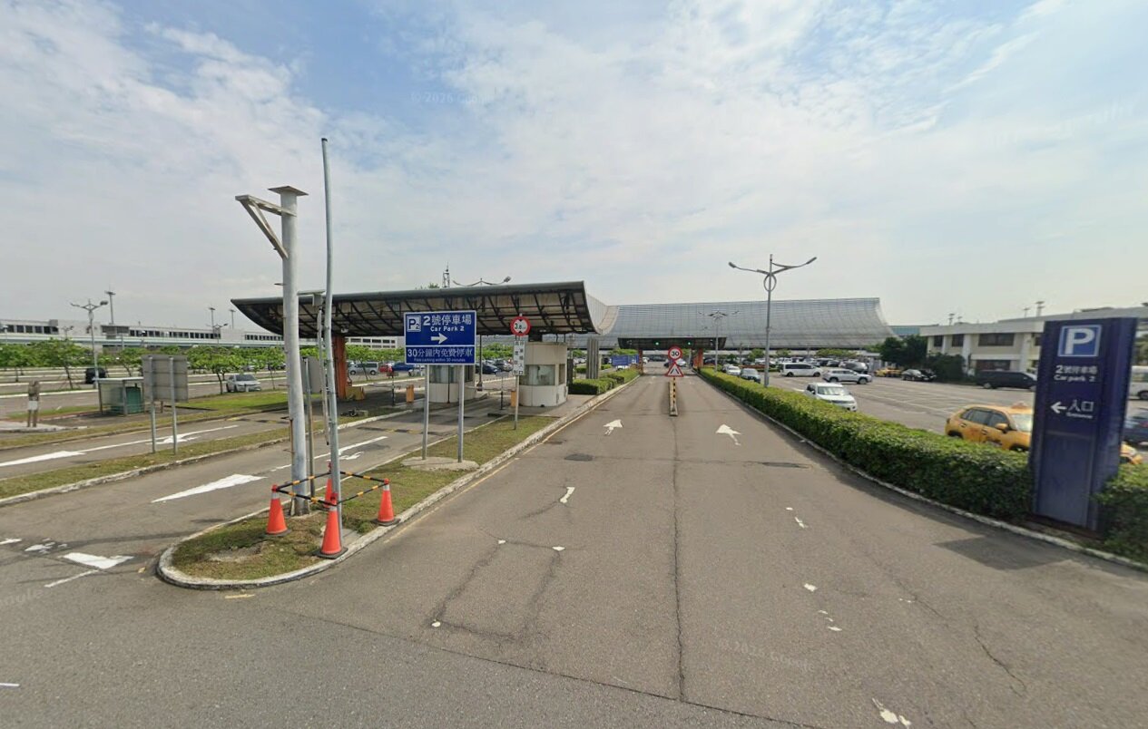 桃機P2停車亂象引熱議，機場公司要求業者加強引導管理。示意圖／翻攝自google maps